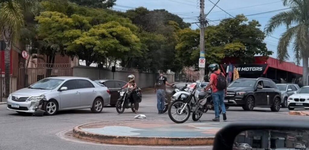 Acidente entre Corolla e moto deixa veículos danificados na Avenida Jove Soares, em Itaúna ACIDENTE