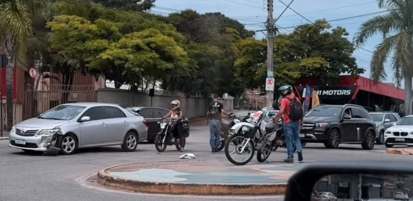 Acidente entre Corolla e moto deixa veículos danificados na Avenida Jove Soares, em Itaúna