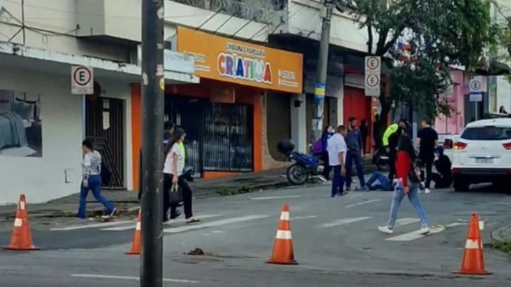 Colisão entre carro e moto mobiliza equipes de resgate e deixa ferido no Centro de Divinópolis nesta sexta-feira (11) Acidente-entre-carro-e-moto-em-Divinopolis-deixa-motociclista-ferido