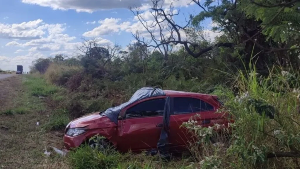 Mulher de 66 anos morre em colisão entre carro e carreta na BR-262 em Campos Altos Acidente-na-262-em-Campos-Altos-idosa-de-66-morre-em-colisao