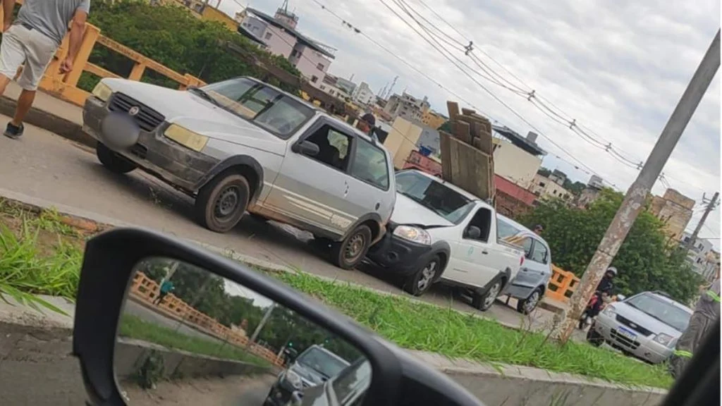 Colisão entre Carro e caminhonete deixa trânsito lento em Divinópolis Batida-entre-tres-veiculos-na-Ponte-do-Niteroi-complica-transito-em-Divinopolis-1024x576