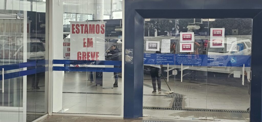 GREVE CONTINUA! Trabalhadores da Caixa rejeitam nova proposta e paralisação chega ao 12º dia CAIXA GREVE 01