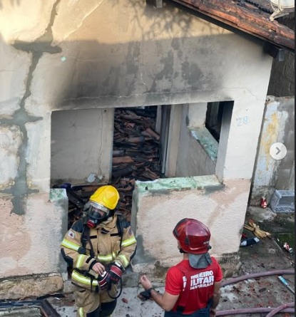 Incêndio atinge residência em Itapecerica e mobiliza Defesa Civil e Bombeiros