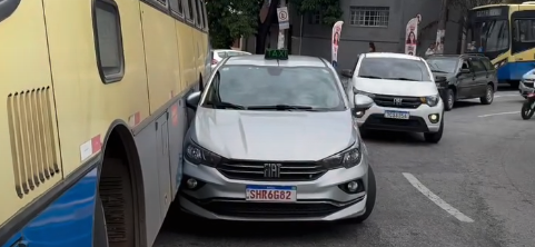 Colisão entre Táxi e ônibus após tentativa de desvio de caminhão em cruzamento de Divinópolis Captura de tela 2026-09-21 142845