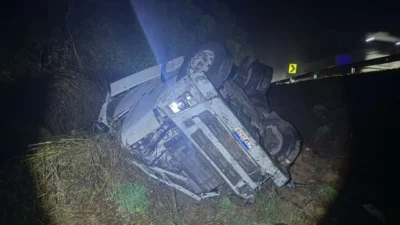 Carreta perde o controle, cai em ribanceira e deixa motorista ferido na MG-050 Carreta-capota-cai-em-ribanceira-e-motorista-fica-ferido-na-MG-050-em-Pedra-do-Indaia-1024x576 (1)