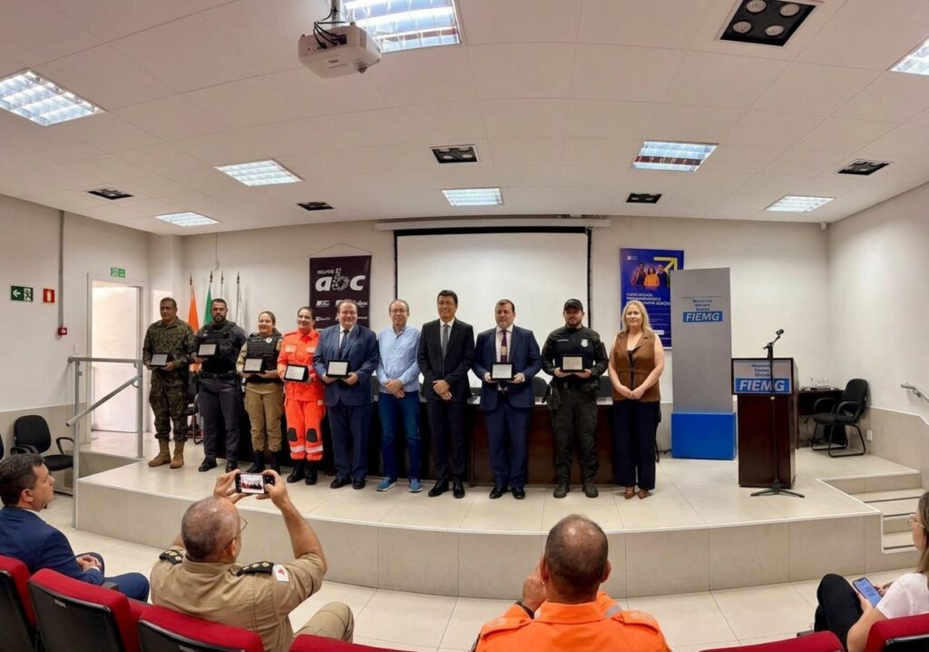 ACASP celebra 27 anos com solenidade e homenagens a instituições de segurança em Divinópolis Gemini_Generated_Image_hiwkxehiwkxehiwk