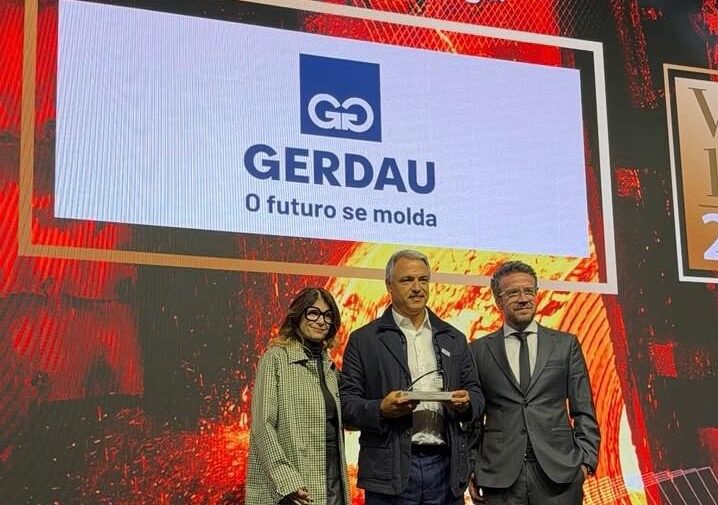 Gerdau é a campeã do setor de Metalurgia e Siderurgia pelo quinto ano consecutivo no Prêmio Valor 1000 Legenda da foto: Guilherme C. Gerdau Johannpeter, vice-presidente do Conselho de Administração da Gerdau, recebe o troféu Valor 1000 de Mônica Scaramuzzo, editora do Núcleo de Empresas do Valor Econômico, e de Tiago Afonso, diretor de desenvolvimento digital e vendas do Valor Econômico. Crédito: Divulgação/Gerdau.