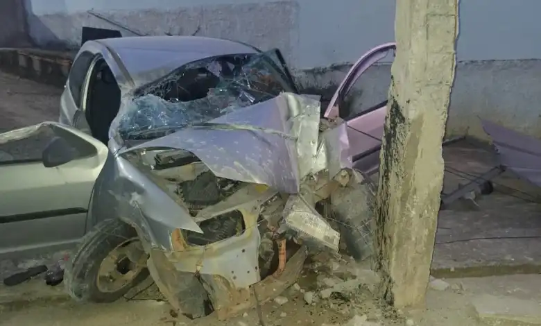 Carro destrói pilastra em MG : Acidente fatal em Cláudio deixa duas vítimas da mesma família e mobiliza bombeiros