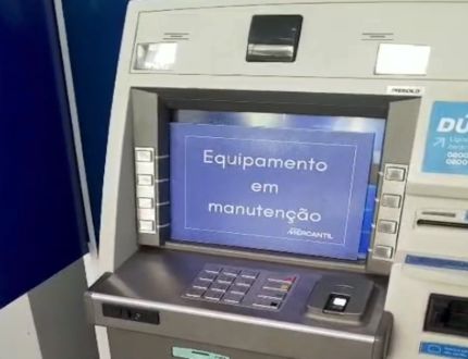 “Uma vergonha”: cidadão reclama de atendimento no Banco Mercantil em Divinópolis e mostra fila e caixas em manutenção, “sem dinheiro”