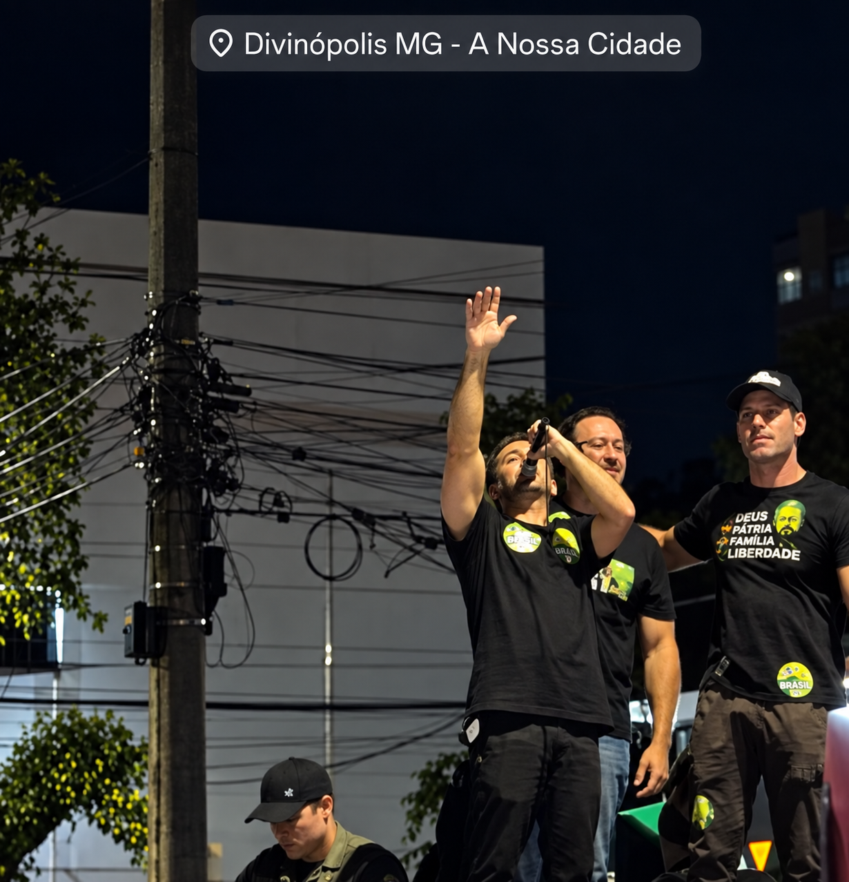 Sob chuva, Nikolas Ferreira reúne apoiadores em Divinópolis e volta a mirar o STF e Lula