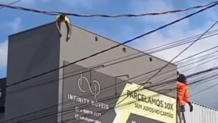 Bombeiros realizam salvamento dramático de trabalhador eletrocutado em estrutura alta de descarga elétrica em Divinópolis