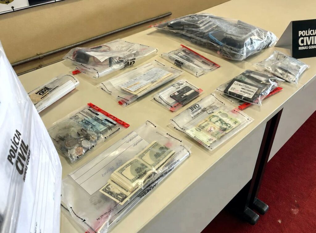Polícia mira suspeita de “sim” manipulado em vendas bancárias e apreende celulares, dinheiro e dólares em Divinópolis Policia Civil - 2
