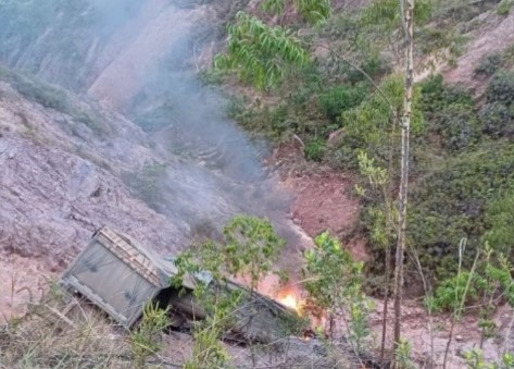 Motorista escapa antes de caminhão pegar fogo em ribanceira na BR-262 em Campos Altos