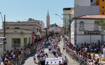 Carmo do Cajuru reúne 2,4 mil pessoas no desfile de 7 de Setembro nesta segunda-feira