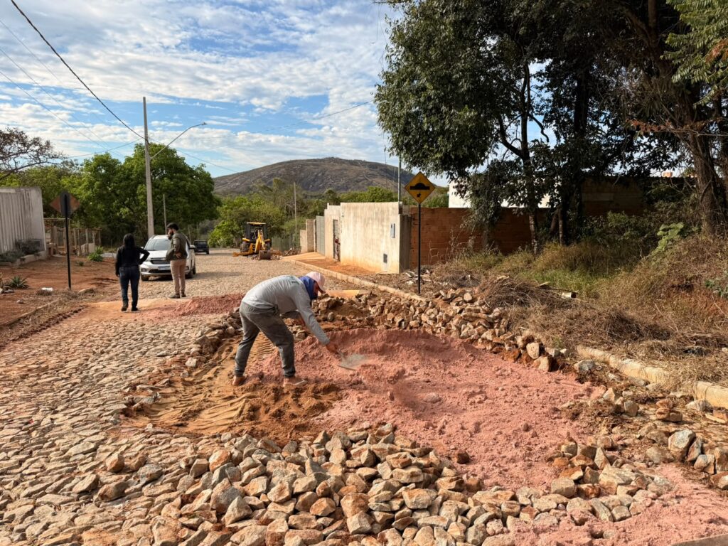Obras recuperam calçamento e previnem erosões em Carmo do Cajuru WhatsApp Image 2026-09-08 at 16.57.45 (1)