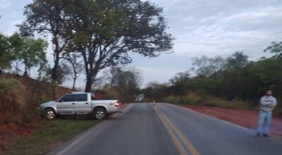 Grávida fica ferida após caminhonete perder controle e bater em barranco em Carmo do Cajuru