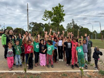 Alunos heróis do verde Projeto transforma escolas em viveiros de vida e ensina a plantar o futuro em Carmo do Cajuru