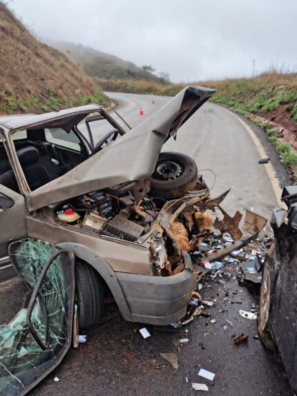 Colisão frontal na BR-354 em Córrego Danta deixa um motorista em estado fatal