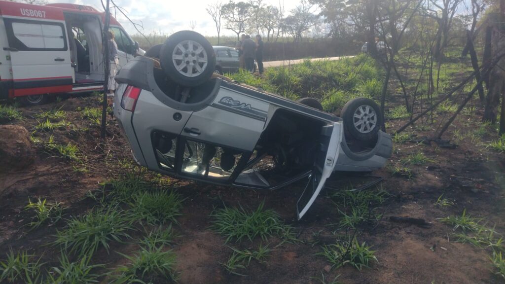Grave acidente na MG-260 e Fiat Uno capota na rodovia e condutor recebe atendimento médico de urgência em Cláudio WhatsApp Image 2026-09-15 at 08.13.48