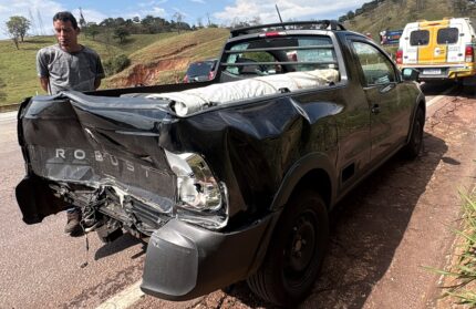 Defeito em cancela de pedágio antecede colisão entre caminhão e Saveiro na MG-050 e Motorista fica ferido em Itaúna
