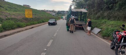 Colisão entre moto e carreta deixa motociclista ferido na MG-050 em Divinópolis