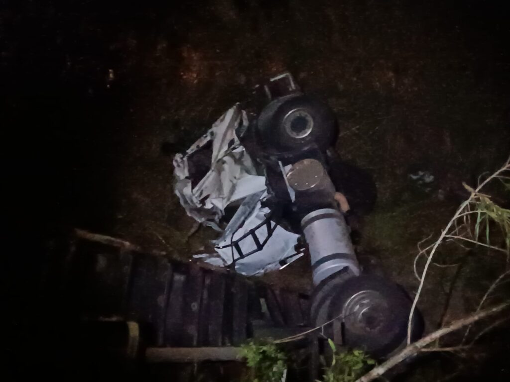 Motorista fica gravemente ferido após caminhão tombar na BR-494 em Divinópolis WhatsApp Image 2026-09-28 at 08.31.23