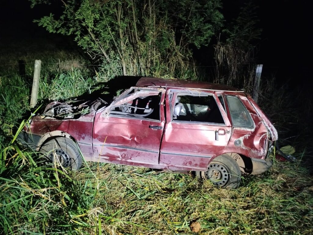 Três pessoas ficam feridas após Fiat Uno capotar na BR-352 em Onça do Pitangui WhatsApp Image 2026-09-28 at 08.32.31