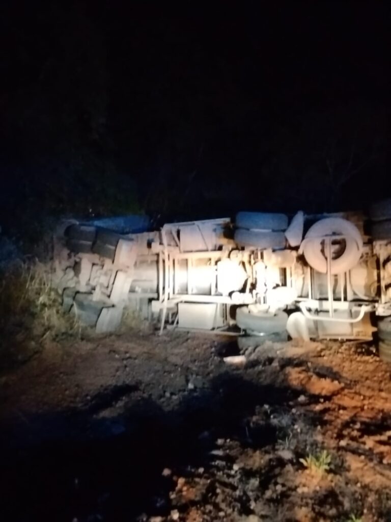 Perigo na pista : Carreta tomba em Cláudio após condutor tentar evitar acidente em trecho em obras da MG-260 WhatsApp Image 2026-09-28 at 08.33.42