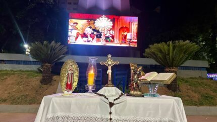 Fé e tradição : Mais de 500 pessoas encerram Quaresma de São Miguel na Praça do Santuário em Divinópolis