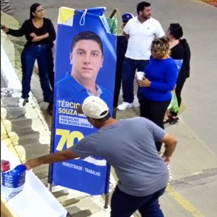 Vídeo mostra prefeito de Itapecerica chutando e empurrando material de campanha de Têko; candidato publica Nota de Repúdio