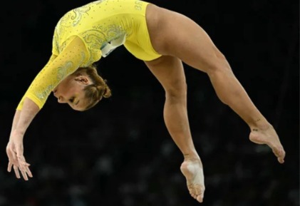 Brasileira Flávia Saraiva conquista ouro nas barras assimétricas na Hungria