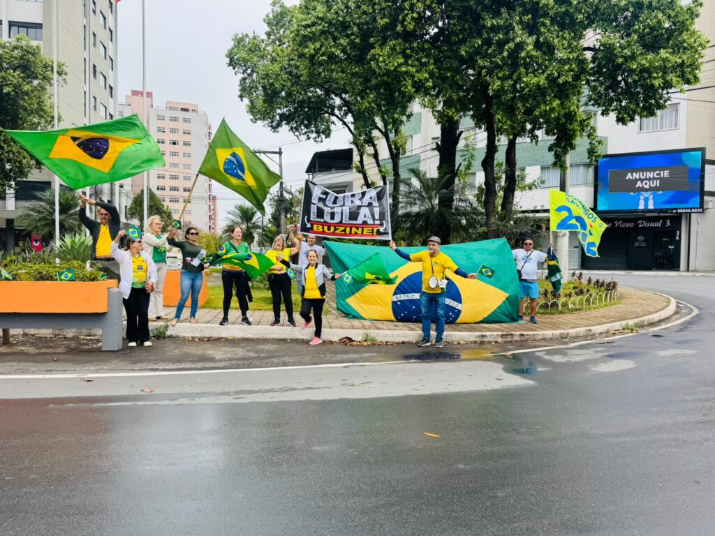 Chuva muda desfile oficial, mas não esfria 7 de Setembro em Divinópolis; Praça das Bandeiras tem multidão e buzinaço de "Fora Lula e Moraes" buzinaço - 1