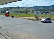 Motociclista bate contra um contêiner em rua de Divinópolis