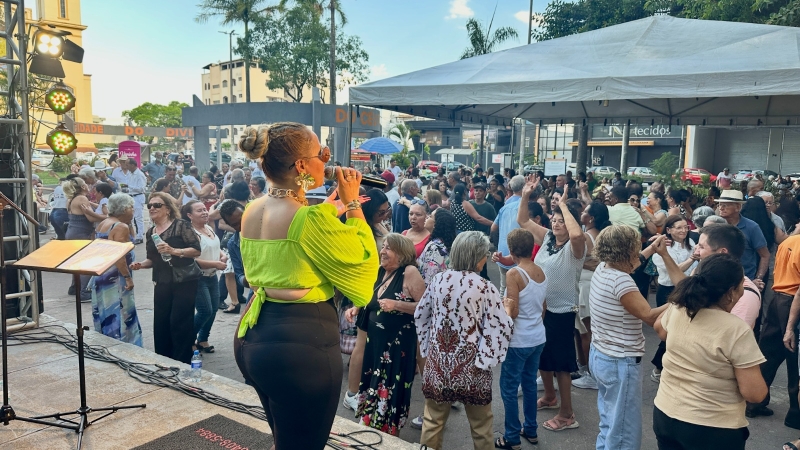 Foco no Público mais de 800 Pessoas Transformam a Praça da Catedral no Coração do Forró Regional em Divinópolis ee0390cdc24ab652a87670781488ba3d