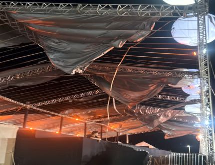 URGENTE | EXPOCLÁUDIO: Ventania arranca parte da estrutura de camarotes da ExpoCláudio e shows deste sábado podem ser adiados ou cancelados
