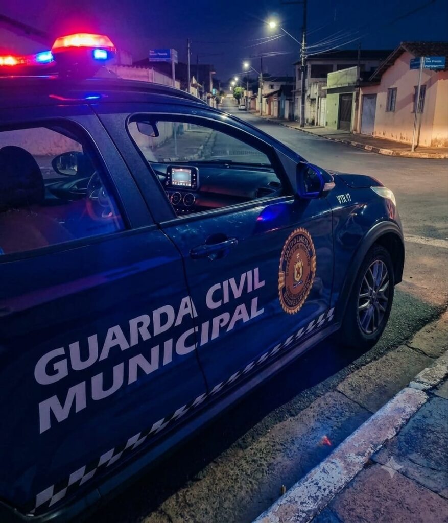 Homem é preso após agredir mulher com martelo durante briga em Nova Serrana gcm