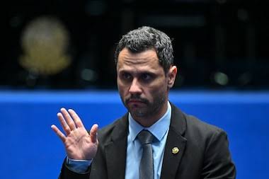 Proposta de Cleitinho para reduzir IPVA provoca bate-boca entre prefeitos de Minas