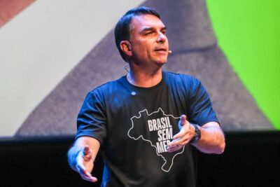 Flávio Bolsonaro acusa Lula de tentar comprar votos com reajuste do Bolsa Família