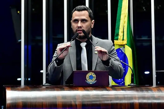Cleitinho mantém promessa de baixar IPVA enquanto prefeitos discutem impacto