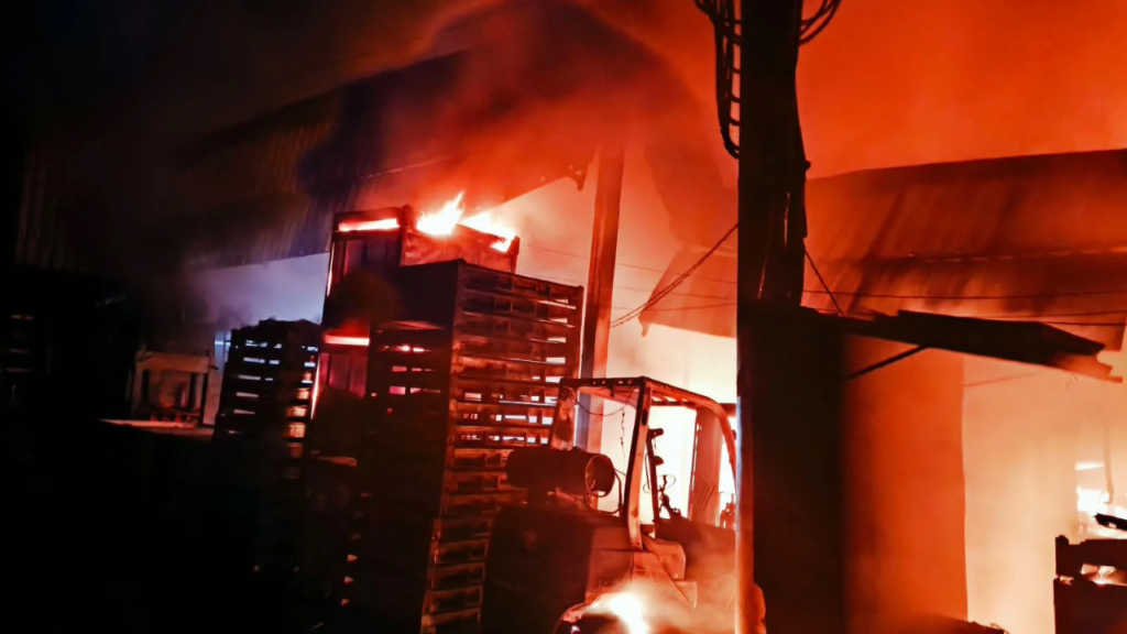 Fábrica de calças jeans pega fogo durante a madrugada no bairro Padre Libério, em Divinópolis incendio-atinge-fabrica-de-calcas-jeans-durante-a-madrugada-em-divinopolis