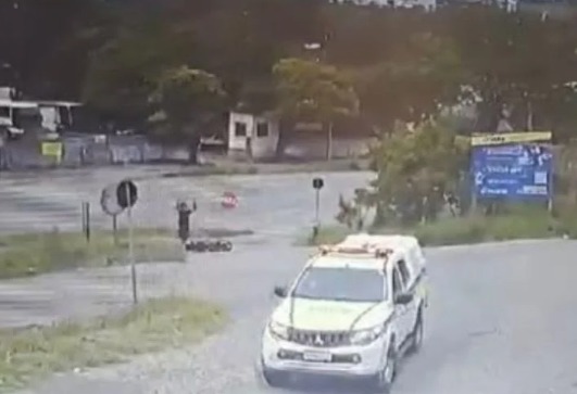 Carro invade contramão, bate em moto e deixa local após colisão em Divinópolis