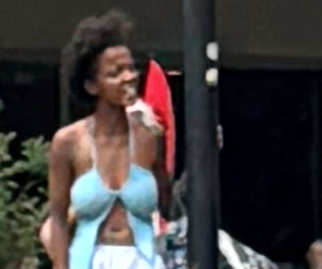 Mulher em situação de rua causa tumulto no Centro de Divinópolis, derruba wind banners e manequins e empurra motociclista
