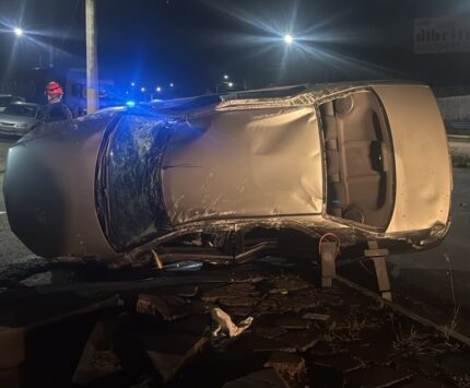 Grave acidente na MG-050 deixa vítima em estado inconsciente após carro capotar em Divinópolis