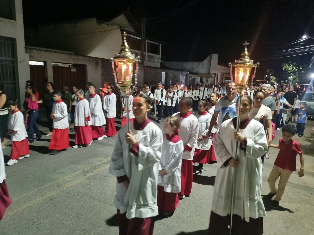 Procissão Iluminada percorre ruas do Bom Pastor em Divinópolis com imagem de Nossa Senhora Aparecida; Divinews fez registro dos fiéis