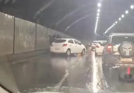 Dois acidentes envolvendo carros e motos interditam faixa no Túnel da Lagoinha em Belo Horizonte