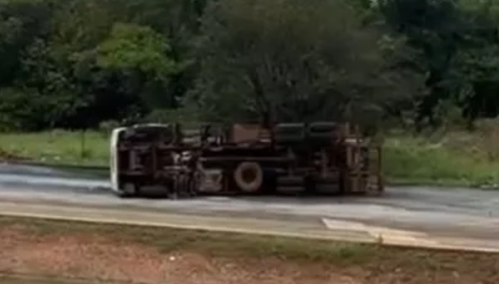 Tombamento de caminhão-tanque com óleo vegetal interdita trecho da BR-262 em Mateus Leme