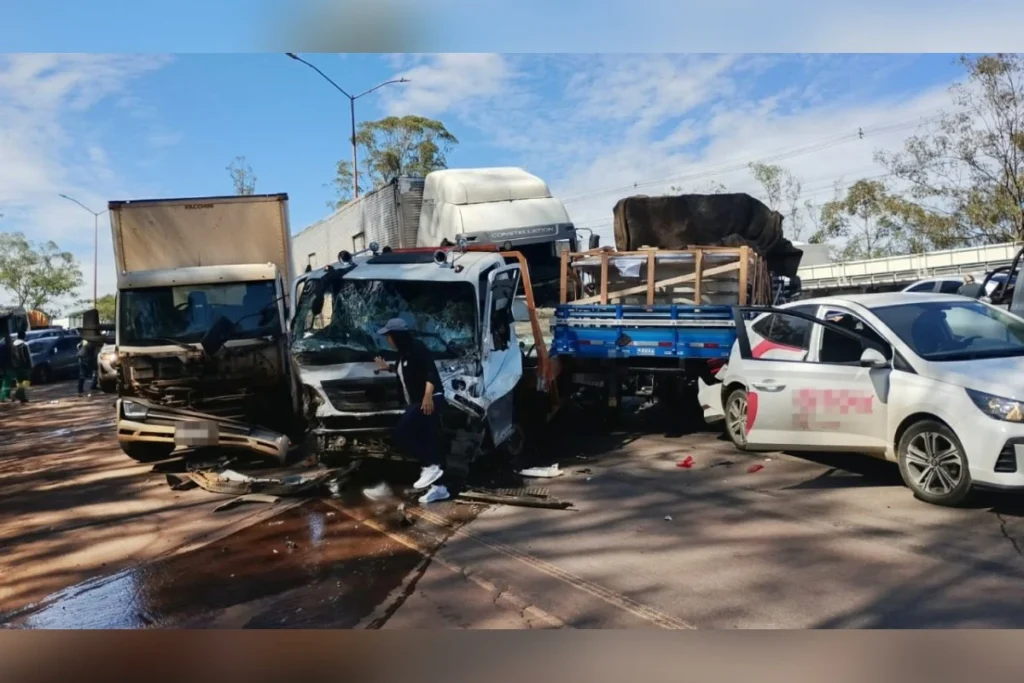 Engavetamento envolvendo 25 veículos deixa uma pessoa morta e várias feridas na BR-040, em Belo Horizonte 5057574839064923274-3x2-1