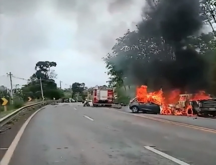 Acidente entre três carros deixa dois mortos na MG-050, sentido Itaúna