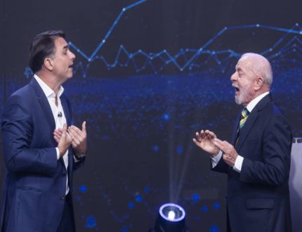 Campanha de Flávio Bolsonaro confirma mudanças no Bolsa Família e prevê desligamento de beneficiários após dois anos