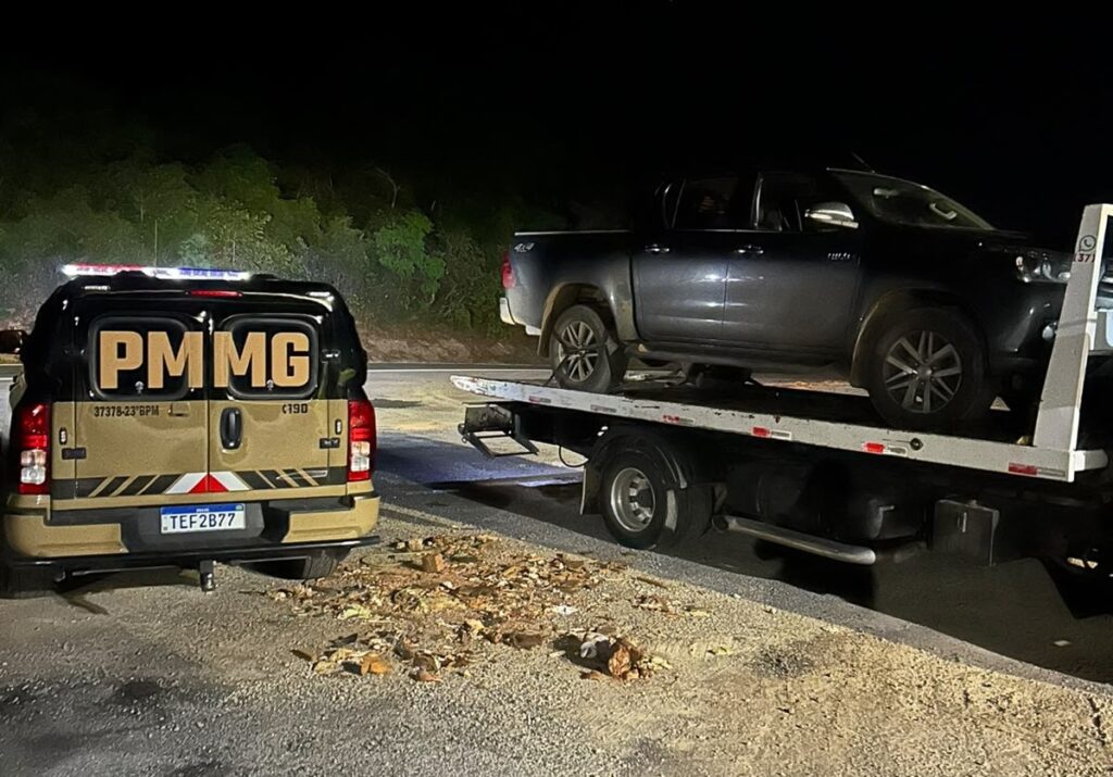 Polícia Militar recupera caminhonete furtada após localizar veículo abandonado em Divinópolis CARRO DOIS